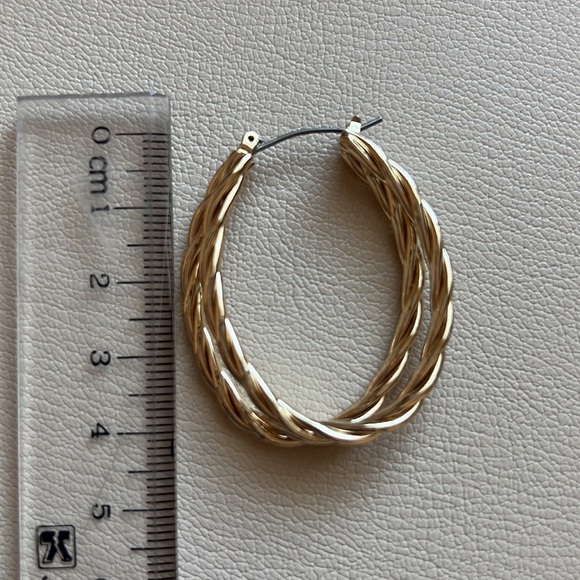 Liars & Lovers Earring Oval Shape - Picture 3 of 3